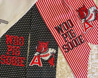 Arkansas Razorbacks kransband | Broderat Arkansas-band | Razorback-dörrrosett | "Woo Pig Sooie" kransband