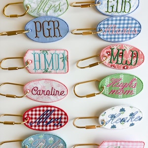 Personlig broderad väsketikett | Anpassad broderad väskberlock | Anpassad nyckelring med initialer | Bagageetikett | Nyckelringstillbehör | Present till henne Red Gingham
