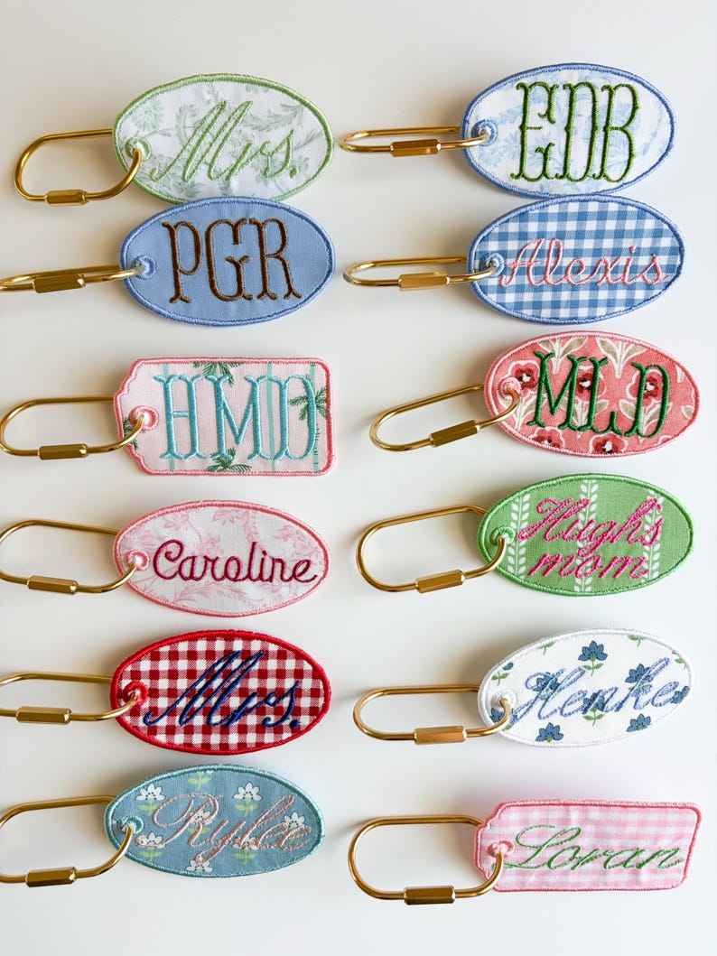 Personlig broderad väsketikett | Anpassad broderad väskberlock | Anpassad nyckelring med initialer | Bagageetikett | Nyckelringstillbehör | Present till henne Red Gingham