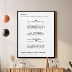 Puede incluir: Una imagen en blanco y negro de una página de guion de la serie de televisión Twin Peaks. El guion es para el episodio "Episodio 1" y presenta un diálogo del personaje Cooper. El texto dice: "Diane 11:30 AM, 24 de febrero. Entrando en la ciudad de Twin Peaks. Cinco millas al sur de la frontera canadiense, doce millas al oeste de la línea estatal. Nunca he visto tantos árboles en mi vida. Como diría W.C. Fields, preferiría estar aquí que en Filadelfia. Son 14 grados con un cielo ligeramente nublado. El meteorólogo dijo que llovería. Si te pagaran ese tipo de dinero por estar equivocado el 60% del tiempo, sería mejor que trabajar. El kilometraje es 79.343, el indicador de combustible está en reserva, estoy conduciendo con los últimos vapores. El almuerzo fue de 84,31..."