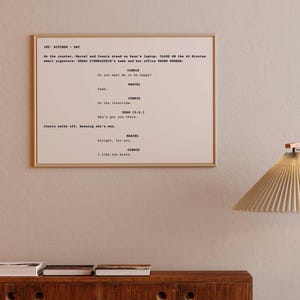 Peut inclure: Une page de script encadrée avec du texte noir sur fond blanc. Le texte indique : "INT. KITCHEN - DAY" et "On the counter, Marcel and Connie stand on Dean's laptop. CLOSE ON the 60 Minutes email signature: SHARI FINKELSTEIN's name and her office PHONE NUMBER."