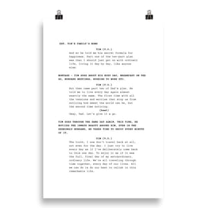 Puede incluir: Una página de guion impresa, sujeta con dos clips negros. El texto está en fuente negra sobre un fondo blanco. El guion se titula "EXT. TIM'S FAMILY'S HOME" e incluye diálogos e indicaciones escénicas. El guion es una película o una obra de teatro.