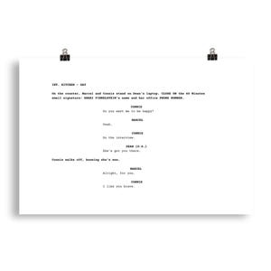 Peut inclure: Une page de script imprimée, maintenue par deux pinces à reliure noires. Le texte comprend des dialogues entre les personnages Connie, Marcel et Dean, avec des indications scéniques. La scène se déroule dans une cuisine, et le script mentionne un ordinateur portable et une signature e-mail 60 Minutes.