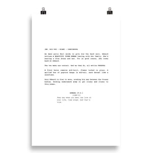 Op de afbeelding: Een witte poster met zwarte tekst, vastgehouden door twee klemmen. De tekst is een scriptfragment, dat een scène beschrijft met de personages Amos, Karl, Edward en een jonge vrouw in een blauwe jurk en hoed. Het script bevat de zin: "Ze zeggen dat als je de liefde van je leven ontmoet, de tijd stilstaat. En dat is waar."