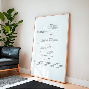 Pode incluir: Um roteiro de uma peça de teatro ou filme em preto e branco emoldurado. O roteiro é impresso em papel branco e emoldurado em uma moldura de madeira clara. O roteiro é intitulado "William" e apresenta um diálogo entre duas personagens, William e Anna.