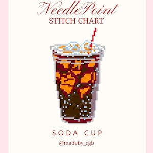 Könnte beinhalten: Ein Needlepoint-Stitch-Chart im Pixel-Art-Stil zeigt einen Sodabecher mit dunkelbrauner Flüssigkeit, orangefarbenen Eiswürfeln und einem roten Strohhalm. Der Text lautet NeedlePoint STITCH CHART, SODA CUP und @madeby_cgb auf hellrosa gestreiftem Grund.
