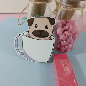 Vinylsticker mopshond in een mok voor dierenliefhebbers | Sticker Terriër | 3,5-inch vinylsticker