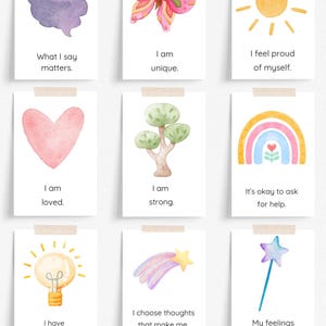 Könnte beinhalten: Neun weiße Karten mit Aquarellillustrationen und Affirmationen. Die Karten zeigen Bilder einer lila Form, eines Schmetterlings, einer Sonne, eines Herzens, eines Baumes, eines Regenbogens, einer Glühbirne, eines Sternschnuppen und eines Zauberstabs.