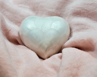 Urna de cremación con forma de corazón blanco perla para cenizas humanas / Urna de cremación de recuerdo / Urna artesanal en miniatura de 7,6 cm / Con soporte