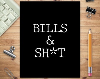 Może przedstawiać: Czarno-biały nadruk na czarnym tle z tekstem "BILLS & SH*T".
