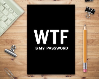 Może przedstawiać: Czarno-biały notes z tekstem "WTF IS MY PASSWORD" w białych literach. Notes leży na drewnianej powierzchni z ołówkiem, spinaczami i klawiaturą.