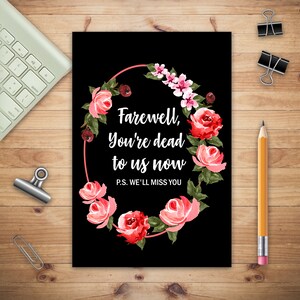 以下が含まれることがあります： 「Farewell, you're dead to us now. P.S. We'll miss you.」というテキストの周りに、ピンクと赤の花輪が飾られた黒いカードです。