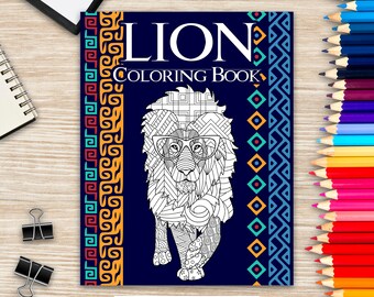 Könnte beinhalten: Ein Malbuchcover mit einer Schwarzweißillustration eines Löwen mit Brille. Der Löwe ist von einem blauen Hintergrund mit bunten geometrischen Mustern umgeben. Der Titel "Lion Coloring Book" ist oben auf dem Cover in Weiß gedruckt.
