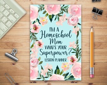 Puede incluir: Un planificador azul claro con diseños florales rosas y el texto "Soy una mamá de escuela en casa ¿Cuál es tu superpoder? Planificador de lecciones".