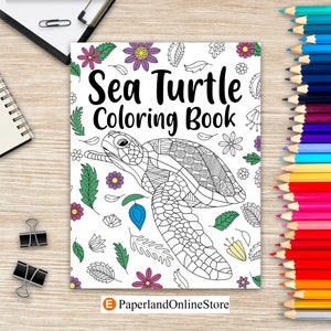 Puede incluir: Una portada de libro para colorear en blanco y negro con una ilustración detallada de una tortuga marina nadando en un campo de flores y hojas. El título del libro es "Sea Turtle Coloring Book".