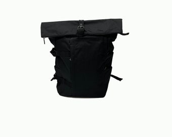 Zaino da viaggio con scomparto per laptop, impermeabile, realizzato con bottiglie di plastica riciclate.