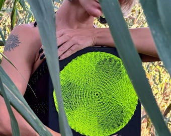 Neon Gelbes String Art Mandala – geometrisches Meditations-Dekor (28 x 28 cm)