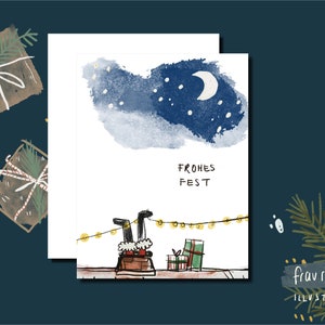 Könnte beinhalten: Weihnachtskarte mit einer skurrilen Illustration. Die Karte zeigt einen Nachthimmel mit Mond und Sternen, die Beine des Weihnachtsmanns in einem Schornstein und den Text "FROHES FEST". Geschenke und Lichterketten sind ebenfalls abgebildet.