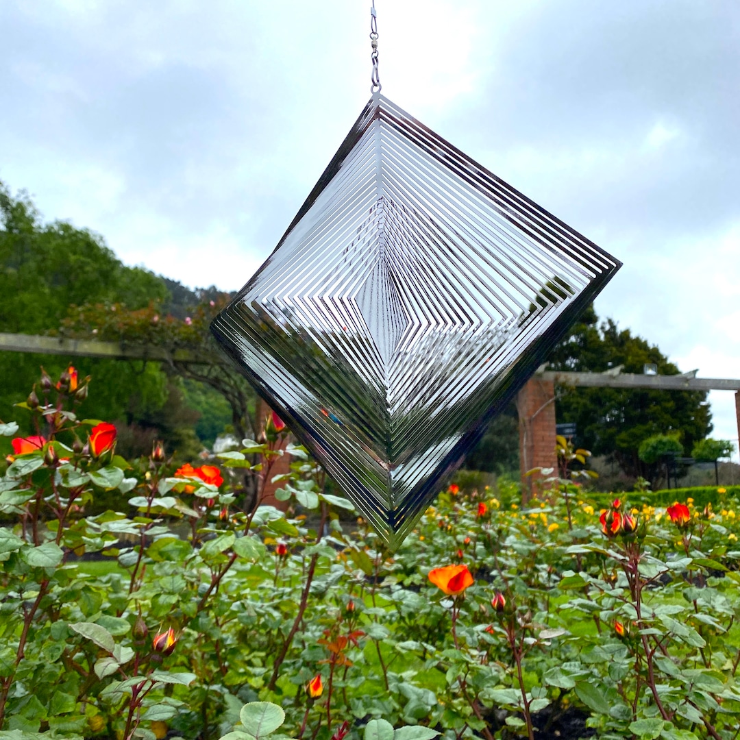 Diamond Wind Spinner Metal Yard Art Hanging Sculpture for Outdoors