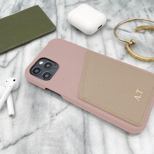 Étui personnel en cuir grainé rose pour iPhone avec porte-cartes beige monogrammé image 2