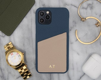 Étui en cuir grainé bleu personnel pour iPhone avec porte-cartes beige monogrammé