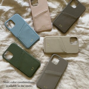 Étui personnel en cuir grainé rose pour iPhone avec porte-cartes beige monogrammé image 5