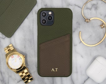 Persoonlijke iPhone Olive Green Pebbled lederen tas met donkerbruine kaarthouder met monogram