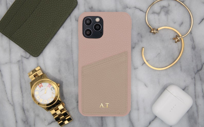 Étui personnel en cuir grainé rose pour iPhone avec porte-cartes beige monogrammé image 1