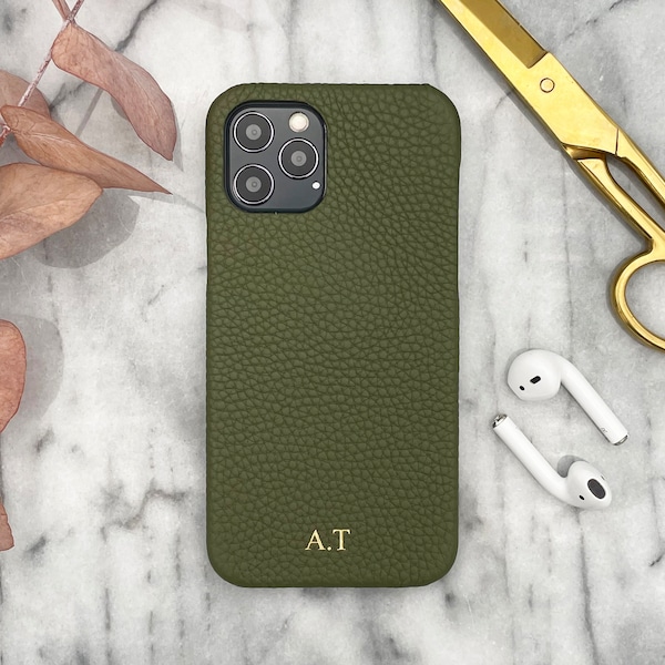 iPhone personnel en cuir grainé vert olive monogrammé