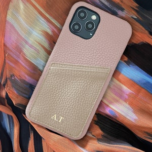 Étui personnel en cuir grainé rose pour iPhone avec porte-cartes beige monogrammé image 3