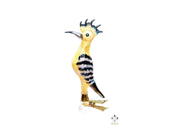 Puede incluir: Un adorno de Navidad de vidrio amarillo con forma de pájaro con rayas blancas y negras. El pájaro tiene un pico largo y una cresta de plumas en la cabeza. El adorno está sujeto a un clip de metal dorado.