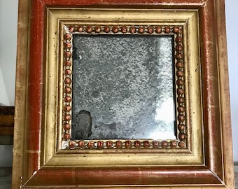 Precioso espejo de madera dorada y cristal de mercurio foxed. Francés, mediados del siglo XIX. Cuadrado de 27x27cm. Una verdadera joya.