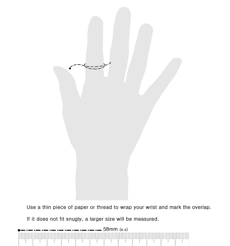 K&ouml;nnte beinhalten: Diagramm, das zeigt, wie man sein Handgelenk f&uuml;r ein Armband misst. Verwenden Sie ein d&uuml;nnes St&uuml;ck Papier oder Garn, um Ihr Handgelenk zu umwickeln und den &Uuml;berlapp zu markieren. Wenn das Papier oder Garn nicht eng anliegt, wird eine gr&ouml;&szlig;ere Gr&ouml;&szlig;e gemessen. Das Diagramm zeigt ein Lineal mit einer Messung von 58 mm.