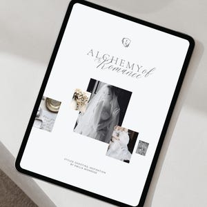 Könnte beinhalten: Ein digitales Tablet zeigt einen Stil-Shooting-Inspirationsleitfaden mit dem Titel "Alchemy of Romance" von Emilia Monroe. Der Leitfaden enthält eine Collage von Bildern in Weiß- und Grautönen.