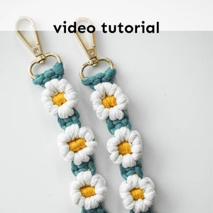 Macrame pattern for a flower macrame keychain, macrame PDF tutorial daisy keyring, macrame tutorial video flower daisy keychain