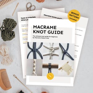 Könnte beinhalten: Ein Leitfaden für Anfänger zum Thema Makramee-Knoten, mit Illustrationen verschiedener Knoten und einem fertigen Makramee-Wandbehang. Der Leitfaden trägt den Titel "Makramee-Knoten-Leitfaden" und enthält den Text "Der ultimative Knoten-Leitfaden für Anfänger von Macrame Makers Club".