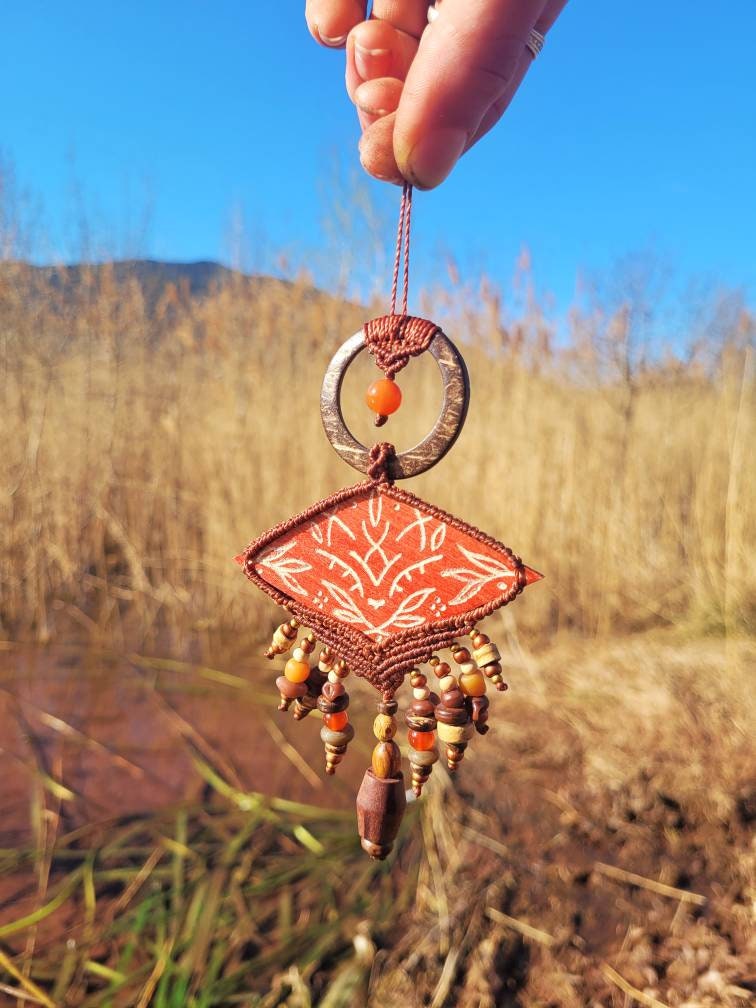 Décoration Formée Autour d'une Amulette Losange Représentant Le Loup