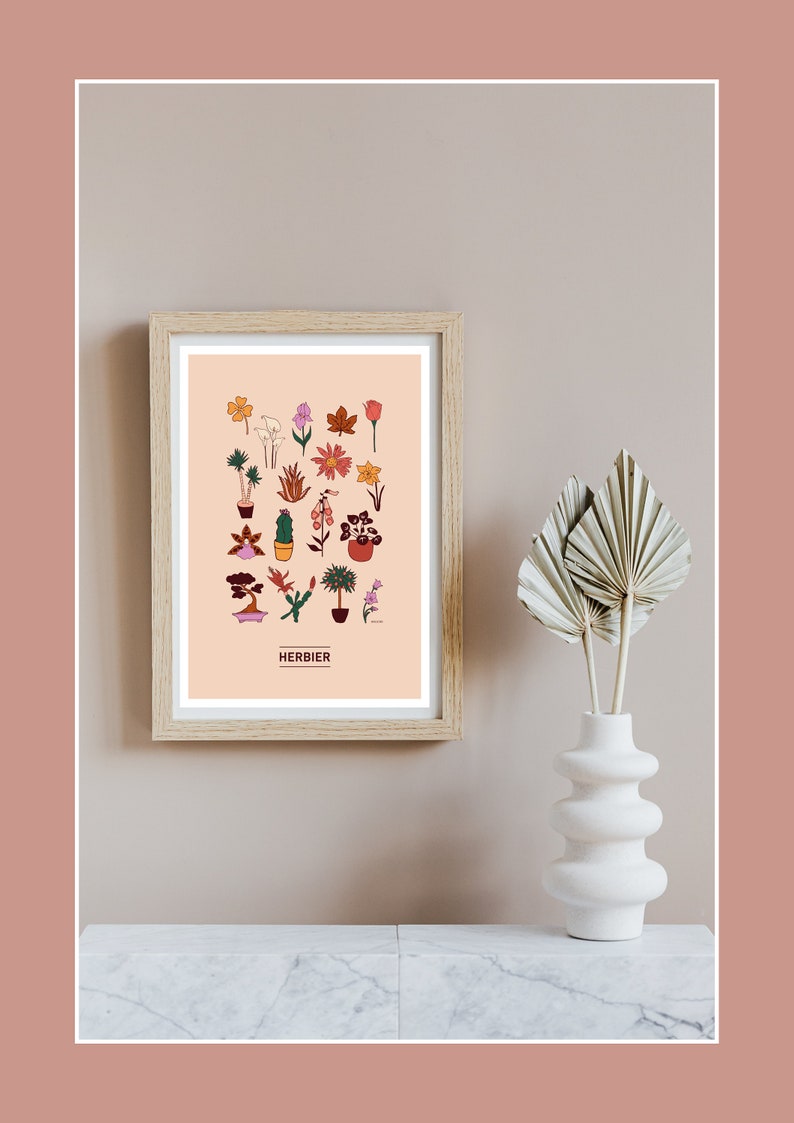 Puede incluir: Una impresi&oacute;n enmarcada con un fondo melocot&oacute;n y una colecci&oacute;n de 24 plantas y flores ilustradas. La impresi&oacute;n est&aacute; titulada "HERBIER" en texto negro.