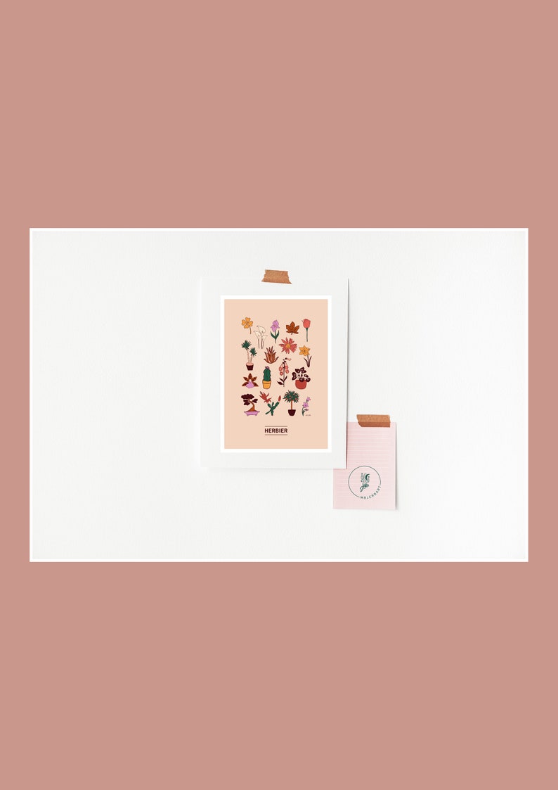 Puede incluir: Una tarjeta blanca con un fondo melocot&oacute;n que presenta una colecci&oacute;n de plantas y flores ilustradas. El texto "HERBIER" est&aacute; en la parte inferior de la tarjeta. La tarjeta est&aacute; pegada a una superficie blanca. Una tarjeta rosa m&aacute;s peque&ntilde;a con un dise&ntilde;o floral est&aacute; pegada a la superficie blanca.
