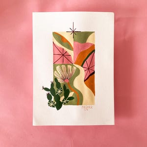 Può includere: Dipinto astratto su carta bianca con un design geometrico con forme rosa, verdi e arancioni. Un cactus e un fiore sono a sinistra. La firma dell'artista è in basso a destra. Lo sfondo è di colore rosa pieno.