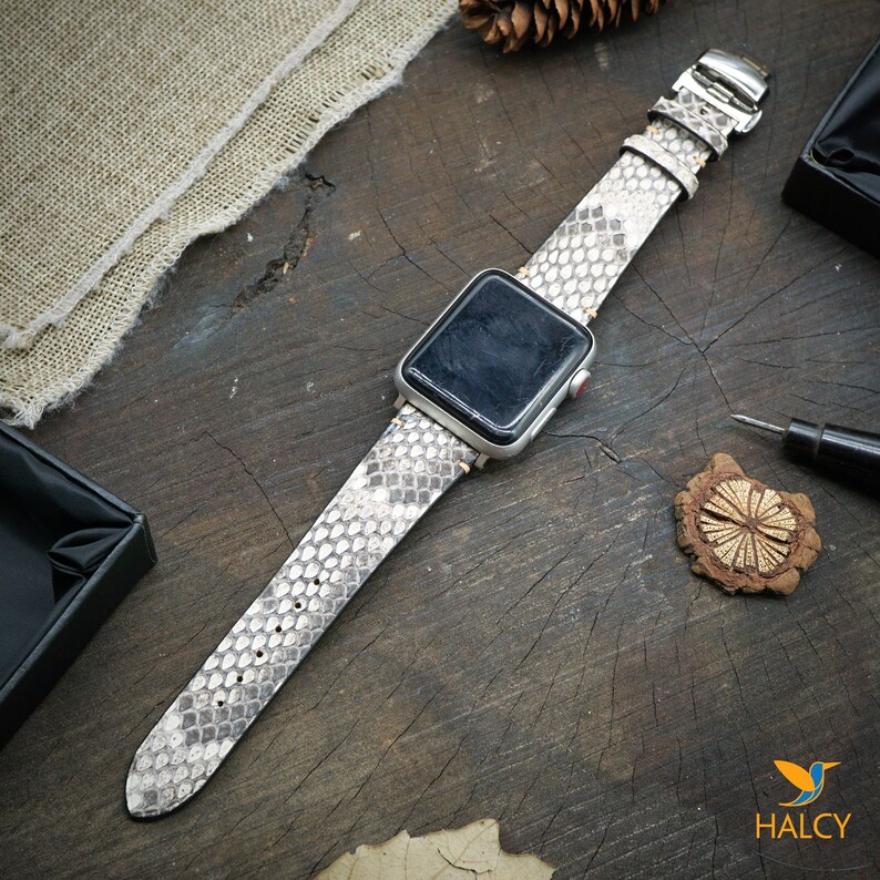 Beautiful python leather pattern combined with the Apple Watch, creating an elegant and luxurious look.