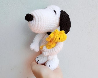 かぎ針編みのスヌーピーとウッドストックのぬいぐるみ