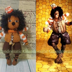 Puede incluir: Muñeca de ganchillo que representa al Espantapájaros de El Mago de Oz. La muñeca tiene un cuerpo marrón, pantalones marrones y cabello negro rizado. Viste una camisa y un sombrero a rayas naranjas y blancas. La muñeca es artesanal y tiene un aspecto caprichoso.