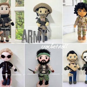 Könnte beinhalten: Eine Sammlung handgefertigter Häkelpuppen, die Militärfiguren darstellen. Jede Puppe ist mit detaillierten Uniformen, Accessoires und Gesichtszügen versehen. Die Puppen werden in verschiedenen Posen präsentiert, um die Handwerkskunst und Liebe zum Detail zu zeigen.