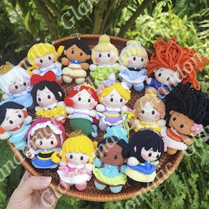 Gehaakte prinses amigurumi-poppenset, op Disney geïnspireerde handgemaakte pluche sleutelhangers, schattige minipoppenbundel, cadeau voor meisjes kinderkamerinrichting