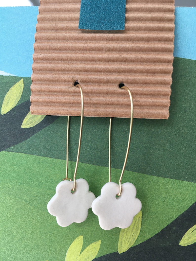 Boucles d'oreilles dormeuses laiton / fleurs porcelaine fait main Blanc