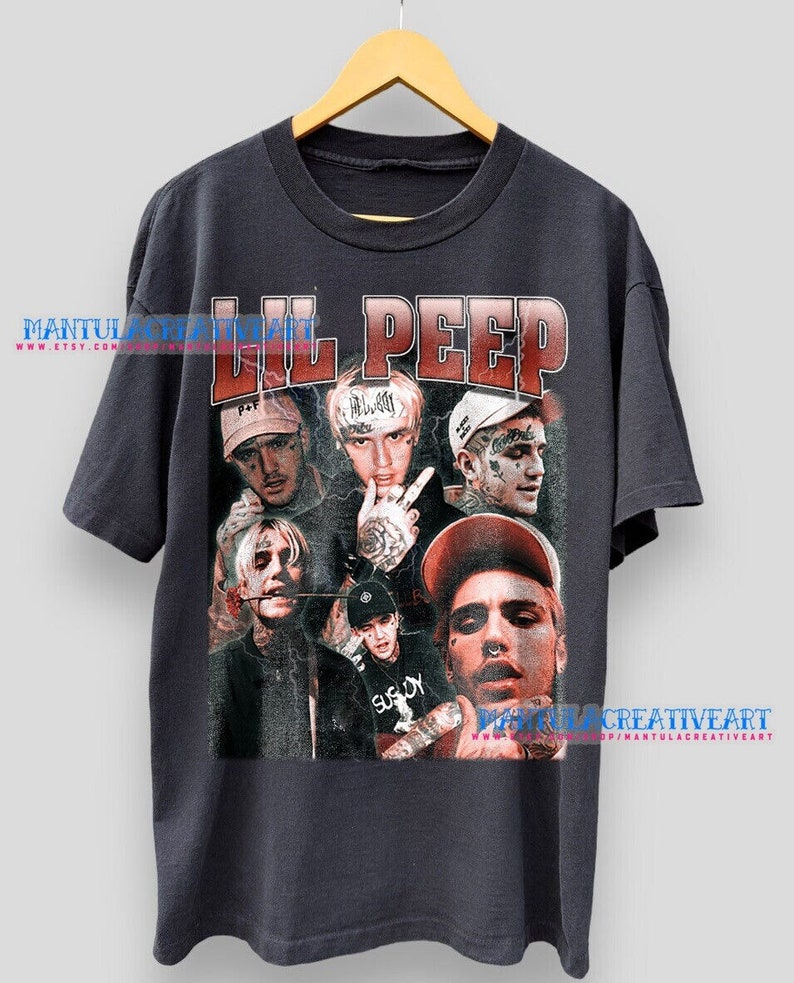 Pu&ograve; includere: Una maglietta grigio scuro con una grafica in stile vintage di Lil Peep. La grafica presenta pi&ugrave; immagini di Lil Peep in diverse pose e outfit. Il testo "Lil Peep" &egrave; stampato in lettere rosse e bianche nella parte superiore della grafica.