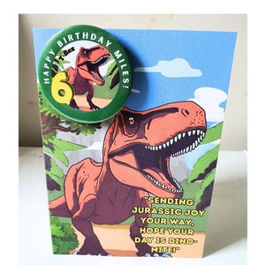 Carte d'anniversaire T-Rex avec badge, cartes personnalisées chez Camieroseuk