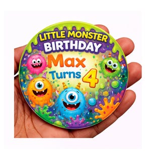 Peut inclure: Un badge d'anniversaire rond et coloré avec le texte "Little Monster Birthday Max Turns 4". Le badge présente des monstres de dessins animés roses, oranges, verts et bleus, avec une bordure verte et violette.