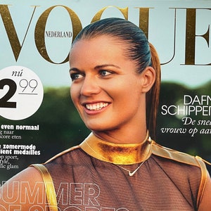 Puede incluir: Una portada de revista con la palabra "VOGUE" en dorado. La portada presenta a una mujer con una cola de caballo y el texto "SUMMER OF SPORTS" y "THE GOLD ISSUE". La revista está etiquetada como "Magazine Edition Etsy".